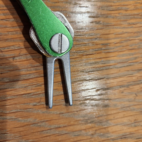 Green Keysmart Organizer with 16gb USB Stick + Accessories - Picture 3 of 5